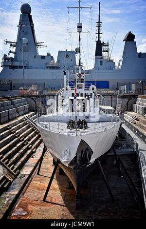 Portsmouth Historic Dockyard Hampshire UK Le HMS M33-M29, un moniteur de classe de la Marine royale construit en 1915. Dernier survivant de Gallipoli. Première Guerre mondiale Banque D'Images