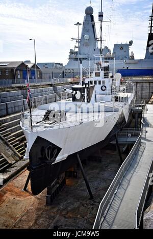 Portsmouth Historic Dockyard Hampshire UK Le HMS M33-M29, un moniteur de classe de la Marine royale construit en 1915. Dernier survivant de Gallipoli. Première Guerre mondiale Banque D'Images