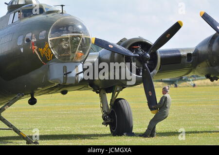 B 17 Flying Fortress Sally B Memphis Bell close up moteur tournant ingénieur prop. Banque D'Images