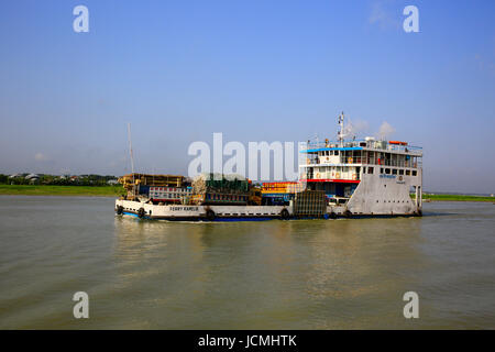 Navire traversier sur la rivière Padma, Munshiganj, Bangladesh Banque D'Images