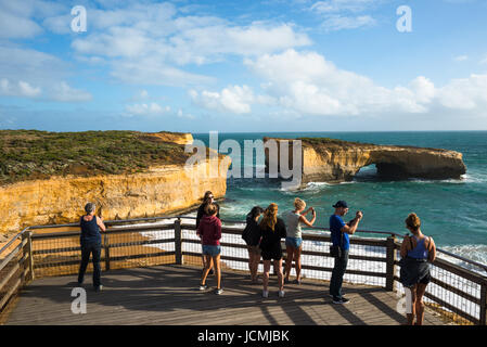 London Bridge, une célèbre rock arch dans le parc national de Port Campbell à la Great Ocean Road à Victoria, Australie Banque D'Images