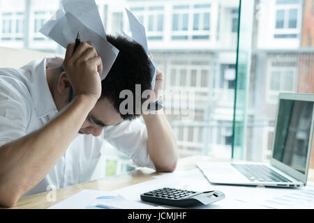 Calculer l'homme à la maison. factures domestiques Portrait à la calculatrice de bureau moderne. Jeune homme vérifier le solde et les coûts. Commencez en comptage finances Banque D'Images