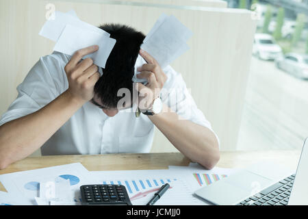 Calculer l'homme à la maison. factures domestiques Portrait à la calculatrice de bureau moderne. Jeune homme vérifier le solde et les coûts. Commencez en comptage finances Banque D'Images