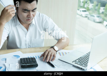 Calculer l'homme à la maison. factures domestiques Portrait à la calculatrice de bureau moderne. Jeune homme vérifier le solde et les coûts. Commencez en comptage finances Banque D'Images