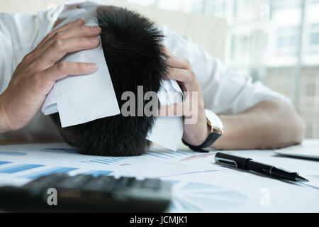 Calculer l'homme à la maison. factures domestiques Portrait à la calculatrice de bureau moderne. Jeune homme vérifier le solde et les coûts. Commencez en comptage finances Banque D'Images