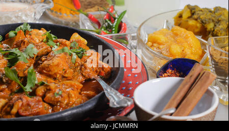 Vue rapprochée d'un délicieux poulet tikka masala avec des épices indiennes Banque D'Images