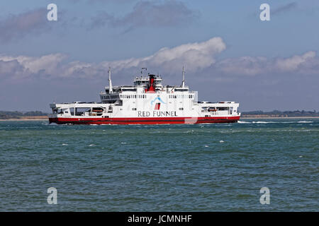 'Red Funnel Classe Raptor' RO-RO roll on - roll off Southampton à East Cowes ferry & voiture Banque D'Images