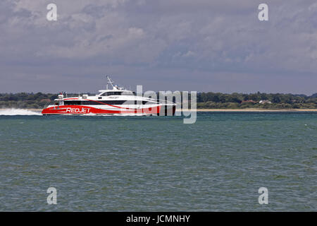 RedJet croix Hi-Speed Solent traversier de passagers à pied ici de Southampton Town Quay West à Cowes Banque D'Images