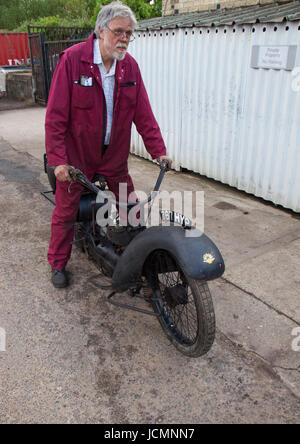Tout concessionnaire moto classique Tiernan dans un boiler suit rouge Banque D'Images
