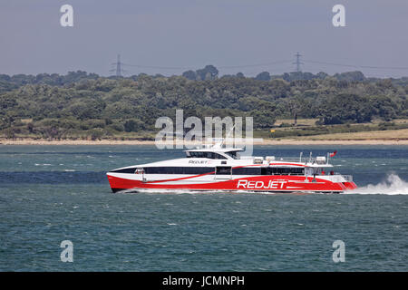 RedJet croix Hi-Speed Solent traversier de passagers à pied ici de West Cowes et Southampton Town Quay Banque D'Images