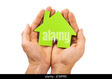 Hands holding green house isolé sur fond blanc Banque D'Images