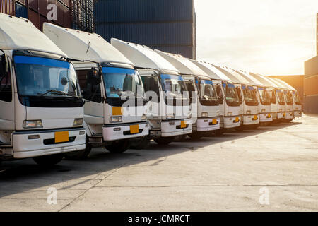 Camion conteneur de dépôt à port. Import Export logistique et transport de fond du concept de branche. Banque D'Images