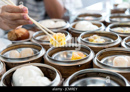 Boulette en streaming chinois dans panier de bambou sur table dans un restaurant chinois. Banque D'Images