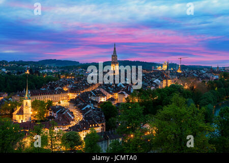 Berne. Image de Berne, capitale de la Suisse, pendant le coucher du soleil spectaculaire. Banque D'Images