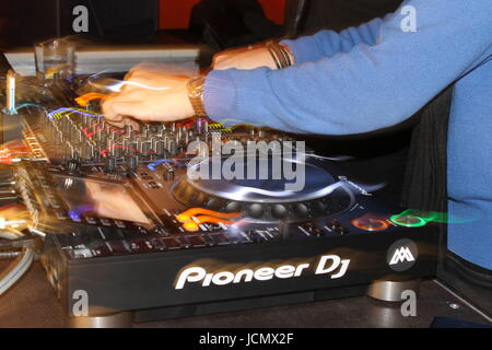 Close up d'un DJ jouant avec un mélangeur et CDJs Banque D'Images