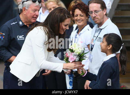 La duchesse de Cambridge est donné quelques fleurs comme elle arrive à assister à la finale de l'organisme de bienfaisance Fiducie 1851 Land Rover BAR Roadshow à Docklands Sailing et centre de sports nautiques à Londres. Banque D'Images