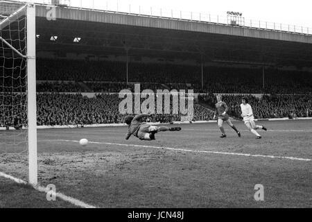 Gardien Ray Andre, Liverpool, plongées sur un tir de Peter Lorimer, Leeds United. Banque D'Images