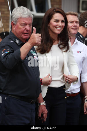 Sir Keith Mills (à gauche) avec la duchesse de Cambridge qui fréquentent l'organisme de bienfaisance Fiducie 1851 Land Rover final BAR Tournée d'information à Docklands Sailing et centre de sports nautiques à Londres. Banque D'Images