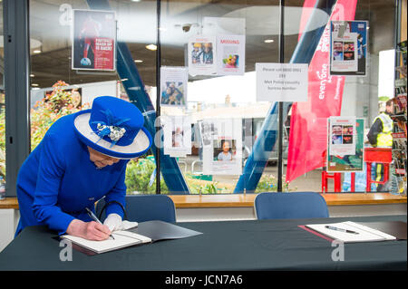 La reine Elizabeth II signe un livre de condoléances à l'occasion d'une visite à la Westway Sports Centre, Londres, qui est la fourniture d'abris provisoires pour ceux qui sont sans abri dans la catastrophe de la tour de Grenfell. Banque D'Images