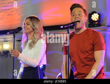 Louisa Johnson vainqueur du douzième UK série de The X Factor en 2015 joue avec Olly Murs pendant la diffusion en direct de la finale de BBC Radio 2's 500 mots concours d'écriture créative à la Tour de Londres, en présence de la duchesse de Cornouailles. Banque D'Images