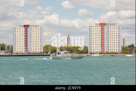 Vue sur l'entrée du havre à Gosport de Gunwharf Quays de Portsmouth, Hampshire, Angleterre. Avec le bateau de patrouille de la Marine. Banque D'Images