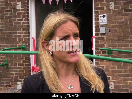 La soeur de Kim Cox Jo Leadbeater assiste à l'ouverture du centre de conférences à Jo Cox Batley supérieur High School de Batley, West Yorkshire. Banque D'Images