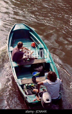 Jeune homme et père en bateau. Amsterdam. Banque D'Images