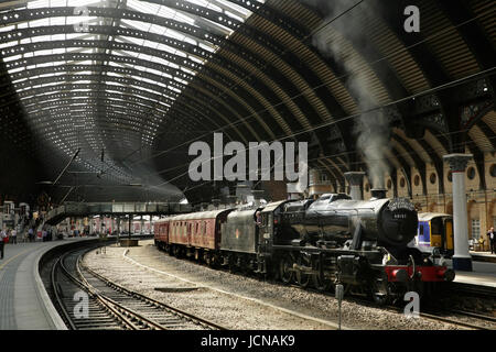 LMS classe Stanier 8F 48151 locomotive à vapeur à la gare de New York, UK avec le Scarborough Spa Express train charter Banque D'Images