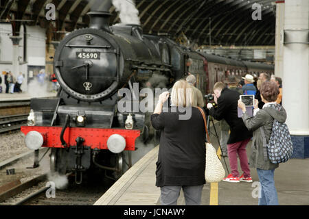 LMS classe Jubilee locomotive vapeur 45690 'Leander' à York, UK avec le Scarborough Spa Express train charter Banque D'Images