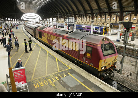 Classe 67 EWS locomotive no. 67016 à York, UK avec une direction nord railtour. Banque D'Images