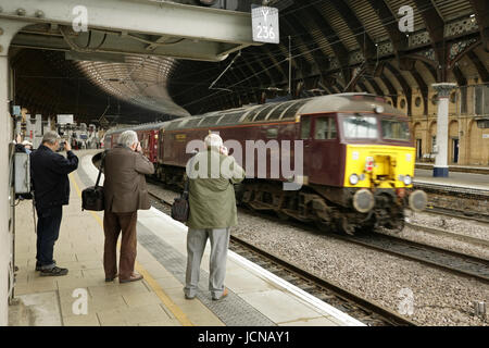 Les amateurs de photographier un rail de chemin de fer de la côte Ouest 57 classe loco diesel à York, Royaume-Uni Banque D'Images