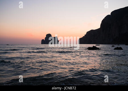 Coucher du soleil sur la mer à la plage de Masua, ouest de la Sardaigne, Italie Banque D'Images
