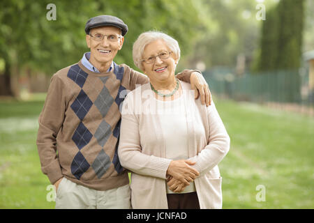 Couple dans le parc regardant la caméra et smiling Banque D'Images