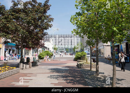 Extérieur de Drake's Circus shopping centre à Plymouth avec allée bordée d'arbres, chemin de magasins sur journée ensoleillée. Devon, UK, Royaume-Uni Banque D'Images