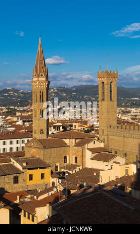 Église de la Badia Fiorentina et la tour du Musée National en Bargello Florence. L'Italie. Banque D'Images