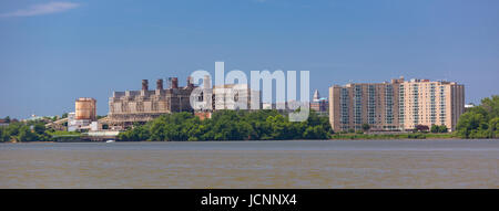 ALEXANDRIA, Virginia, USA - PRGS, à gauche, le Potomac River, une ancienne centrale électrique au charbon, sur la Rivière Potomac. Marin Banque D'Images