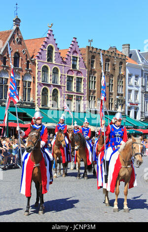 Chevaliers à cheval pendant la Procession du Saint-Sang à Bruges, Belgique Banque D'Images