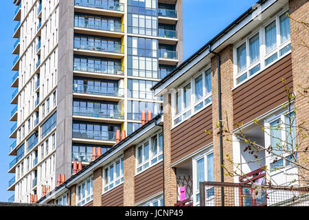 Maison traditionnelle anglaise en contraste avec une tour moderne en appartements dans l'arrière-plan Banque D'Images