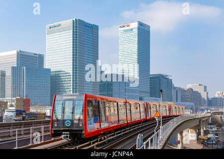 Londres, Royaume-Uni - 27 mars 2017 : Docklands Light Railway train avec Canary Wharf à l'arrière-plan Banque D'Images