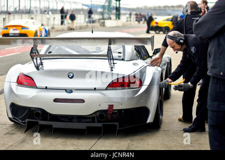 Mécanicien de course voiture chèques en pit lane. Banque D'Images