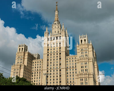 Le bâtiment de Staline - portes rouges, une des sept Sœurs bâtiments, Moscou, Russie, Europe Banque D'Images