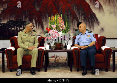 (170616) -- BEIJING, 16 juin 2017 (Xinhua) -- Xu Qiliang (R), vice-président de la Commission militaire centrale (CMC), rencontre avec le Pakistan est président du Comité des chefs d'état major interarmées Zubair Mahmood Hayat à Beijing, capitale de Chine, le 16 juin 2017. (Xinhua/Liu Fang) (ZHS) Banque D'Images