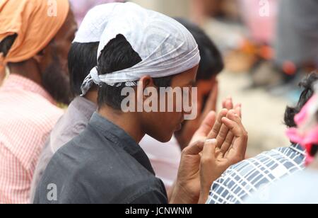 Katmandou, Népal. 16 Juin, 2017. Un garçon musulman prie pendant le mois sacré du Ramadan devant une mosquée à Katmandou, Népal, 16 juin 2017. Credit : Sunil Sharma/Xinhua/Alamy Live News Banque D'Images