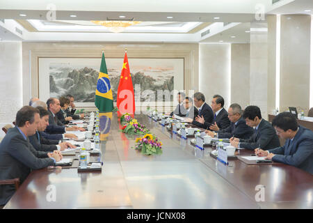 (170616) -- BEIJING, 16 juin 2017 (Xinhua) -- le ministre chinois des affaires étrangères Wang Yi et le Ministre brésilien des Affaires étrangères Aloysio Nunes prendre part au deuxième Dialogue mondial stratégique Chine-brésil à Beijing, capitale de Chine, le 16 juin 2017. (Xinhua/Cui Xinyu) (ZHS) Banque D'Images