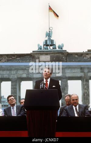 (Afp) - Le président américain Ronald Reagan prononce un discours au mur de Berlin, en face de la porte de Brandebourg, le 12 juin 1987. À côté de lui rester chancelier allemand Helmut Kohl (R) et le président du Parlement Allemand Philipp Jenninger (L). Le président américain et son épouse Nancy est venu à Berlin à l'occasion du 750ème anniversaire de la ville.y | Le monde d'utilisation Banque D'Images