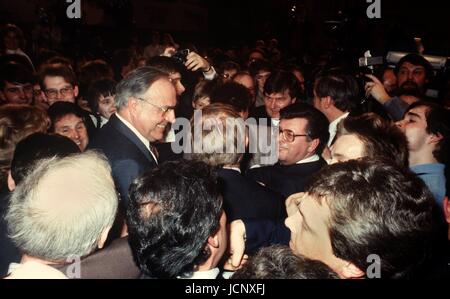 Le chancelier allemand Helmut Kohl (à gauche) est célébré avec enthousiasme sur la veille des élections à Bonn le 06 mars 1983. Banque D'Images