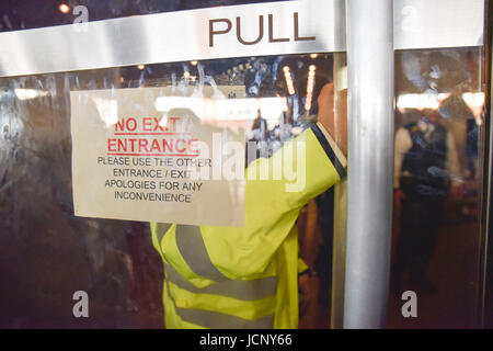 Kensington High Street, London, UK. 16 Juin, 2017. Les manifestants de la tempête tour de Grenfell, Kensington & Chelsea town hall Crédit : Matthieu Chattle/Alamy Live News Banque D'Images