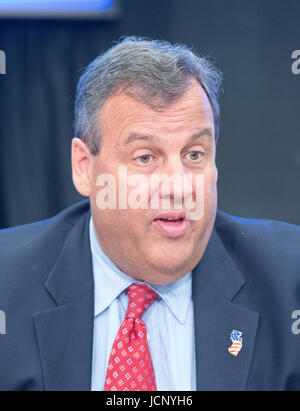 Washington, USA. 20Th Oct, 2017. Gouverneur Chris Christie (républicain du New Jersey), Président, la Commission présidentielle sur la lutte contre la toxicomanie et la crise de l'opioïde, fait d'ouverture de la première réunion de la commission dans le Eisenhower Executive Office Building à Washington, DC le vendredi 16 juin, 2017. Credit : MediaPunch Inc/Alamy Live News Banque D'Images