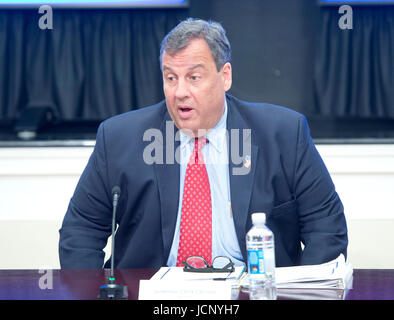 Washington, USA. 20Th Oct, 2017. Gouverneur Chris Christie (républicain du New Jersey), Président, la Commission présidentielle sur la lutte contre la toxicomanie et la crise de l'opioïde, fait d'ouverture de la première réunion de la commission dans le Eisenhower Executive Office Building à Washington, DC le vendredi 16 juin, 2017. Credit : MediaPunch Inc/Alamy Live News Banque D'Images