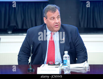 Washington, USA. 20Th Oct, 2017. Gouverneur Chris Christie (républicain du New Jersey), Président, la Commission présidentielle sur la lutte contre la toxicomanie et la crise de l'opioïde, fait d'ouverture de la première réunion de la commission dans le Eisenhower Executive Office Building à Washington, DC le vendredi 16 juin, 2017. Credit : MediaPunch Inc/Alamy Live News Banque D'Images